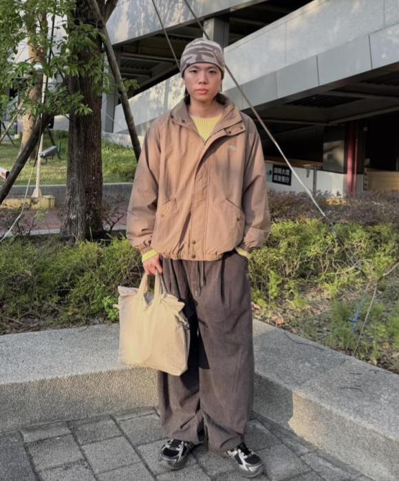 174cm 穿M，袖口蓋住一點手背